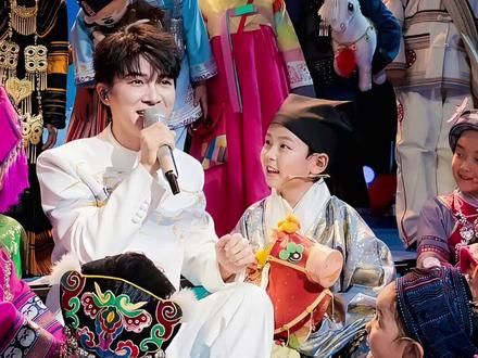 周深,演出来的是人设,刻在骨子里的才是人品。
演出都结束了,周深突然折返后台,带队老师一愣——他从口袋里摸出一沓红包,挨个往孩子们手里塞,一个都没落下。说是给孩子们的新年第一个红包。
其实熟悉的人倒不意外。他排练时习惯性给孩子扶麦,唱完不忘给伴舞鞠躬,这类细节早被说过很多次。镜头前能演人设,但骨子里的东西藏不住。