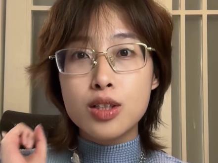 我让Codex给自己做了一只萌物 🫧 太可爱了!它真的住进电脑里了。
我工作时它可以左右跑起来,完成任务会提示,
鼠标划过可以互动,拎起来还能双脚腾空
出错时甚至还有失败表情。
在哪里开启宠物?
设置-外观-拉到底部-宠物
官方已经给了许多形象可以选择
那么如何拥有开头那样可爱的专属宠物呢
我没有画这整套逐帧动画。
我只告诉Codex:
“帮我做一只泡泡子专属宠物。”
先安装Hatch Pet技能,
在Codex里输入“制作宠物”,
再描述它的外形和性格。
例如:一只软软的透明泡泡角色,
戴着设计师的黑框眼镜,
性格好奇、有点困。
Codex会生成完整的角色图和配置文件。
生成后,在Codex设置里选择它。
这样每次使用Codex,
它都会根据工作状态做出不同动作。
如果做得满意,
还可以把宠物文件夹上传到Petdex。
审核通过以后,
其他人只用一条命令就能安装你的宠物。
作为设计师,我觉得最好玩的不是AI生成了一张图,
而是它把一个角色真正变成了
会陪你工作的数字生命。
你也来试试吧~
#AI #Codex #Agent #这也能开播 #学习