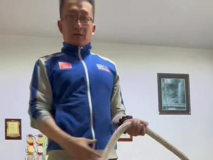 拔河教学 锚人的技术动作。详细的拔河教学 点击视频中的链接。国家级拔河教练 20多年的拔河经验和技巧 拔河不再求人。