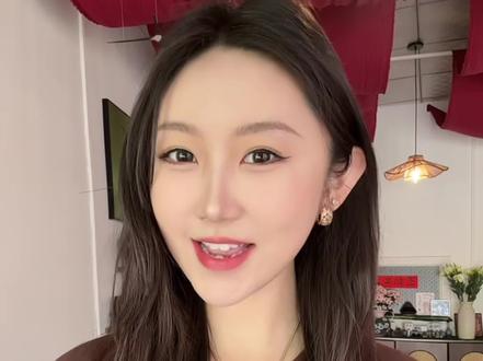 郑州|5月底海汇港有一场咖啡约会 5月27号到31号,郑州海汇港美术馆门前,第八届郑州咖啡嘉年华,我们来了!
这次我们带了4款新中式特调——「平安喜乐」「石榴颂歌」「紫苏桃子姜」「杨桃清风」,每一杯都是我们自己研发的,颜值在线,风味独特。
还有我们的手冲菜单,4款从几百支豆子里精选出来的豆子,莓果、柑橘、花香、茶感,总有一款你喜欢。
我们的摊位在海汇港美术馆南广场,记得来找我喝一杯「杨桃清风」,或者尝尝「紫苏桃子姜」——我在长沙上大学时最爱的小吃,现在变成咖啡了~
来玩,来喝,来吹风。墨豆咖啡,等你来碰杯
@海汇港 #海汇港咖啡节 #特调咖啡 #郑州咖啡节