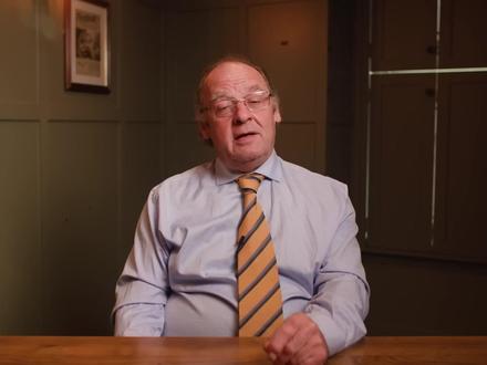 不理解债券,你就不懂金钱 大多数人只关注股市,其实债券市场更大、更复杂,却对经济至关重要。本视频带你了解债券是什么、收益率如何运作,以及债券市场如何影响利率、通胀、股市、房地产甚至加密资产。
时间轴:
00:00 - 债券市场概览
00:24 - 什么是债券?
00:56 - 政府借款
01:30 - 税收收入
02:15 - 谁在买债券?
03:05 - 关键术语
03:33 - 收益率
04:25 - 初级市场与二级市场
06:08 - 债务滚动
06:48 - 对股市的影响
字幕编辑:WealthWit财智日记
版权声明:本视频仅供教育与研究用途,若涉任何第三方权益,请第一时间联系我们(邮箱/私信),核实后24小时内删除或修改。