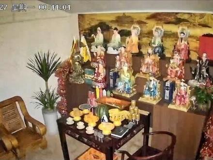 #监控下的一幕 大半夜的什么情况?带眼的马上帮我看一下。