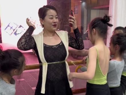 你们最期待的用胶布把老师绑起来挠痒痒来啦!!!视频有点长,但是很有趣#舞蹈课堂随拍 #每个动作都是用汗水换来的 #每一个舞蹈生都有一个难忘的瞬间 #这样的课堂氛围真的爱了 #每天必备的软功课痛也要坚持哦