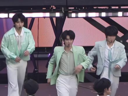 对着橹穆灯牌唱好运来
#橹穆
#TF家族新年音乐会