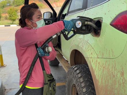 别再埋怨国内油价涨了那么一点了,来看看老挝怎么加油的#中国禁止成品油出口 #全球油价攀升#老挝#伊朗