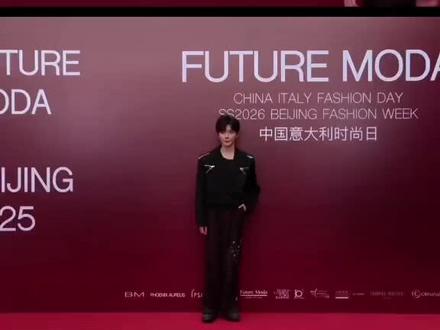 谁能想到曾经默默无闻的两个人,一步步走到人声鼎沸。吃过别人没吃过的苦,才站上现在的人生巅峰。一切辛苦都值得,我们会一直陪着云熠星河走下去!#云熠久久##氪金改命