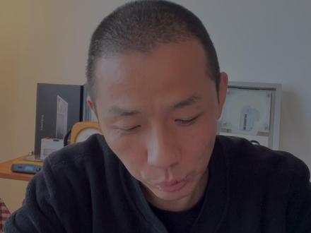 3️⃣招应对空调/冰箱低频噪音(含震动传导) 居家生活中,低频噪音往往最让人困扰,尤其是:洗衣机、冰箱、空调外机产生的震动,通过结构传声和少量空气传声悄悄传入室内,让人难以安眠。
本期视频,我们针对空调外机、冰箱、洗衣机等常见家电运作时产生的低频噪音,系统梳理了几种低频噪音治理方案:
①减震垫:将家电放在减震垫上,切断震动传导路径。
②离墙放置:保持家电与墙体至少5厘米距离,降低结构共振引起的低频噪音。
③管道隔音:用隔音棉包裹空调或洗衣机的室内管道,阻断空气传播和管道传声。
通过这些措施,即使面对家电运作时候的震动、低频噪声和结构传声等噪音干扰,也能使得室内噪音衰减一些,让居家环境更安静舒适。👉本系列共7集,覆盖7种常见生活噪音解决方案,第三集:窗外车流胎噪声、汽车鸣笛声的噪音问题处理。
#声音图书馆 #巫牌 #白声机 #空调低频噪音 #低频噪音解决方法