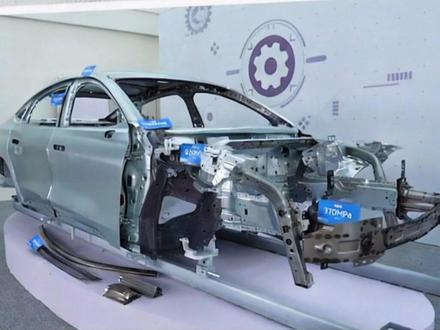 为什么都说美系车用料足,看看新蒙迪欧的防撞梁就知道了#福特新蒙迪欧活得精彩 #安全是最大的豪华 #高强度钢防撞梁