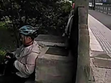 外卖小哥身体不适倒在路边,执勤交警暖心照护帮忙送餐……这份订单,五星好评👍🏻 (总台记者 夏周 杭州交警 @韵味杭州 )