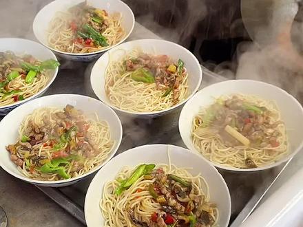 路过监利的朋友一定要去监利吃个早餐,来碗鳝鱼面#抖音美食创作人 #湖北监利美食