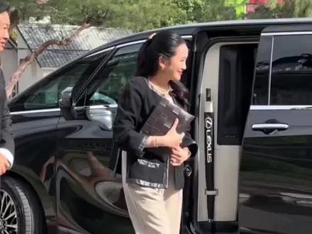 佩通坦探视他信!身体不适仍学烹饪,父女刻意淡化政事#佩通坦探视他信 #他信最新状况 #泰国政坛动态