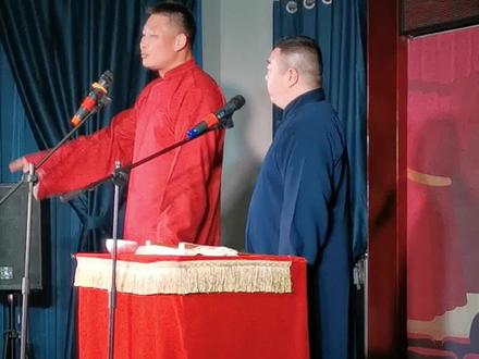 真是一点不腻,还有点牙碜#相声 #石家庄 #石家庄相声 #咆笑公社 #德云女孩 @秦笑 庄里红 @相声演员何凯