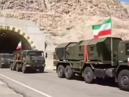 这是伊朗自主研发的先进武器“法塔赫”系列高超音速导弹。其中,“法塔赫-2”作为最新改进型,在2026年3月首次实战使用,,比如近期伊朗“法塔赫”导弹以低空飞行命中以色列海法炼油厂引发关注 。
该导弹采用固体燃料推进,射程达1500公里,精度误差小于30米 。其核心优势在于“法塔赫-2”使用了更先进的乘波体构型滑翔弹头 。这种设计使其在大气层内能进行水平和垂直方向的不可预测变轨机动,加上弹头进行了特殊涂装具备一定隐身能力,让美国的“铁穹”、“萨德”等反导系统极难拦截 。凭借13至15马赫的末端速度,它能有效威胁中东地区的美以关键目标,被视为伊朗威慑战略的重要支柱 。
#法塔赫2 #法塔赫 #高超音速导弹
#天天看科普 #知识百科普