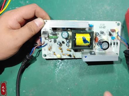 充电器通电指示灯亮一下就灭,是哪里出问题了呢? #电路板维修 #万用表 #电子技术 #电子电工 #电子爱好者