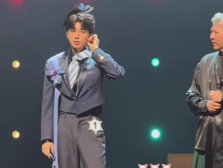 希望大家好好观看话剧 不要在一直拍摄了。#王俊凯 #王俊凯话剧 #王俊凯趁世界还年青