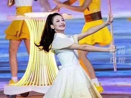 #亚运会举牌小姐姐是空姐 现场举相机毫无压力