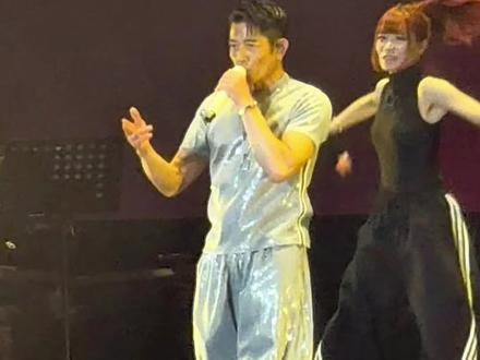 一一2026郭富城西安演唱会,“亚洲舞王”名不虚传!60岁的他,依旧有着30岁的活力,老了也是法拉利,经典四六分发型再现,劲歌热舞,那熟悉的舞台魅力,瞬间燃爆全场,勾起无数人的青春回忆。《对你爱不完》一一#郭富城 #郭富城西安演唱会 #抖音生活观察计划 #演出不戒断 #那些年我追过的现场