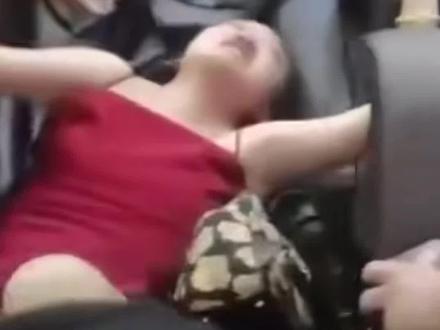 火车站惊现“吃人按摩椅”,安全问题任何时刻都不容忽视#女子头发绞进按摩椅