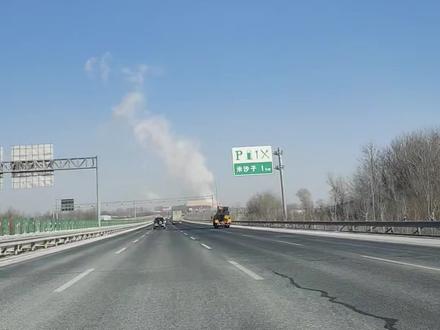 京哈大舞台,米沙子工厂白烟依旧再冒,京哈高速的车友小心#京哈高速 #米沙子 #京哈大舞台