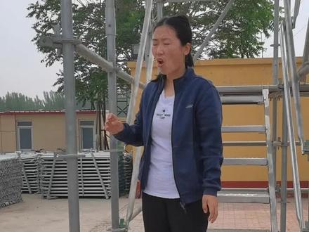 没介绍清楚,不懂的随时问我,这是一个带转角平台的爬梯,方便运送和上下爬梯!分六步梯和八步梯!