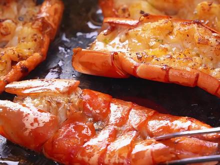 年夜饭简单硬菜!清新不腻0失败青柠香煎虾 食材:黑虎虾500g,青柠檬一个
20 分钟就能搞定的新年硬菜!青柠香煎大虾也太绝了~ 清新果香搭配大虾的鲜嫩,焦香 Q 弹不腻口。做法也特简单,新手也能轻松搞定!#今天晚餐长这样 #一人食 #二人食 #虾