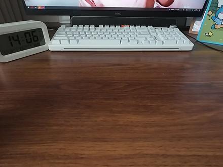 荣耀 600 PRO 到底值不值得入手? 荣耀600 Pro这套游戏表现,在2026年的中高端机里属于“第一梯队稳、温控越级”,非常强。
实测数据
- 日常:31°C(极低,说明待机/轻负载功耗压得很好)
- 游戏1.5小时:最高39°C、稳定90帧、无卡顿
二、水平定位
- 温控
- 旗舰机原神/王者高负载:普遍42–48°C,容易烫手、降频
- 你这台39°C封顶,长时间游戏只有温热,几乎不烫手、不降频,散热调校顶级
- 帧率稳定性
- 能稳90帧不掉,说明:
- 天玑8550 Elite的性能+MagicOS调度很稳
- 散热压得住,长时间不降频、不锁帧
- 日常温度31°C
- 比多数旗舰低3–5°C,说明功耗控制极强,日常更省电、更凉
三、一句话总结
稳90帧、1.5小时仅39°C、日常31°C:同价位游戏体验+温控几乎无敌,重度手游党可闭眼入。
#荣耀600 #荣耀600pro #荣耀手机 #肖战