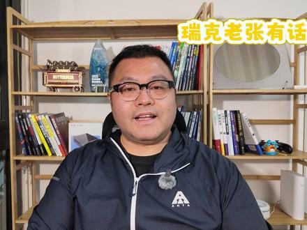 华为发布韬(τ)定律,海思“掌门”何庭波拿出破开摩尔定律的刀 #华为 #韬定律 #芯片 #何庭波 在电气电子工程师学会(IEEE)举办的国际电路系统研讨会ISCAS 2026上,华为公司董事、半导体业务部总裁何庭波发表题为《半导体新路径探索与实践》的主旨演讲,正式提出了"韬(τ)定律"。这是中国企业在全球半导体领域首次提出指导产业发展的基础性原则,标志着中国在集成电路技术创新路径上从跟随者向规则制定者的关键转变。"韬定律"的核心创新,在于提出了以"时间缩微"替代"几何缩微"的范式转换。