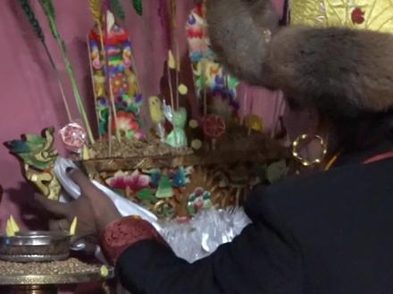 #西藏 #藏历新年 “吃”切玛。藏历新年期间,切玛盒会被放在家中最显眼的地方,有客人到家中做客,就会被邀请“吃”切玛,但也不是真的“吃”,拿出一点小麦和青稞,向空中洒三遍,嘴念一些祝词,然后把剩下的吃掉。