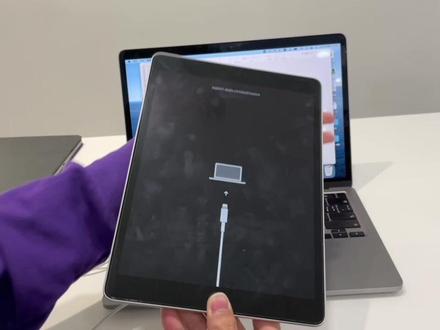 iPad输错太多次密码,停用怎么解决?
#解决iPad停用
#apple #ios技能 #ipad使用技巧
准备一台Mac电脑(windows 电脑需要自己手动安装iunes)和一根原装数据线,并且电脑处于有网络的状态,数据线连接电脑跟iPad,iPad同时按住
电源键十home键(没有home键的 ipad是电源键十音量上键)iPad关机后松开电源键,home键继续长按直到出现恢复的图标就可以在电脑上进行固件的恢复。