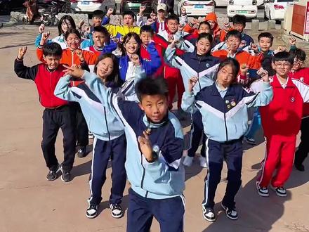 请注意倒车 小学生指挥交通,思思少年团申请出战 #请注意倒车 #思思少年团 #抖音潮流舞蹈大赛 #倒车请注意