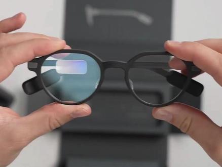 深圳逸文科技 Even G2 AR眼镜全球首开 Even G2延续了Even G1的轻盈基因,但这一次,做到了更轻、更舒适!
• 太阳穴区域厚度缩减至原来的47%
• 宽度收窄20%,镜腿和电池区域更紧凑
• 采用纤细工程设计+高刚性轻量化材质
• 重量控制在38g以内,真正实现"全天候佩戴"的AR体验
•增加戒指控制,交互更便捷
Even G2继续沿用备受市场认可的单绿色Micro-LED+光波导方案,但进行了全面优化:
• 屏幕尺寸增大75%,640×350分辨率,1200尼特亮度
• 98%透光率波导组件,清晰度与边缘画质显著提升
• 双光机设计,信息提示、导航等内容呈现在不同焦平面
• 算法优化,画面细腻度、色彩还原度及虚拟影像与现实场景融合度全面提升
续航与防护全面升级
• 192mAh电池支持两天续航,配套充电盒可补充2000mAh电量
• 防护等级升级至IP67,适应更多使用场景
• 搭载Conversate情境AI,支持31种语言翻译、健康数据显示等功能 #AR眼镜 #AI眼镜 #逸文 #EvenG2 #智能眼镜开箱