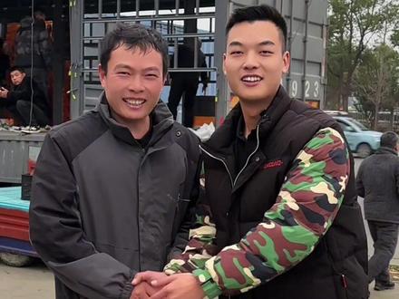 今天去买顶流橙子 遇见了顶流网红 身为天门的大主播 凯哥为人非常接地气 还与我一起合拍了视频 同时今天还是高冷的答谢宴 在场也遇见了很多我们天门的主播 大家其乐融融 非常团结 相逢的意义在于照亮彼此 希望大家以后都红红火火 越来越好!