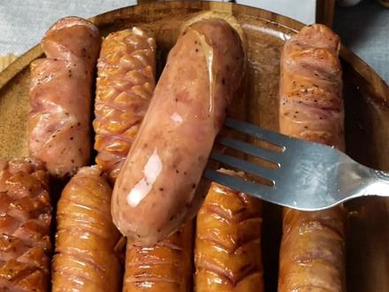 #烤肠今天教大家几个改花刀的切法,给孩子做了更爱吃了。真材实料吃的放心!