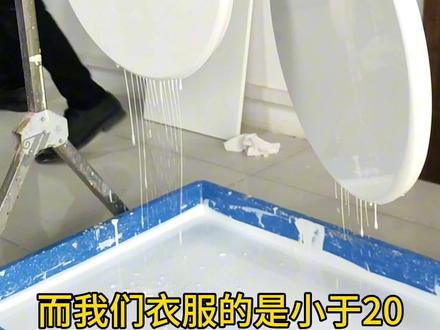 水性漆有甲醛吗?甲醛是一种无色无味,具有刺激性的气体,如果不慎吸入高浓度的甲醛,会出现眼睛刺痛,支气管哮喘,肺水肿,肝昏迷,肾衰竭等症状,还可能会导致白血病,孕妇要是长期吸入甲醛气体的,很可能会导致胎儿畸形甚至死亡,那水性漆游离甲醛,国家是有标准的,国家标准是小于每公斤100毫克,一般的水性漆里边面是含有游离甲醛的,那品质好的水性漆呢,它的游离甲醛几乎为零可以做到未检出,是属于食品接触级的,那大家都知道,实际上我们的食品和衣服里也是含有甲醛的,自来水和啤酒的甲醛国标含量是在小于0.9,而我们衣服的是小于20#水性漆 #水漆#环保油漆#水性涂料 #喷漆 #油漆