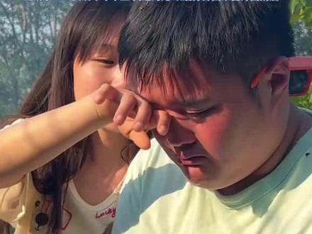 重庆救火小伙龙麻子带女友见家长,跪在父亲坟前泪流满面(九派新闻)