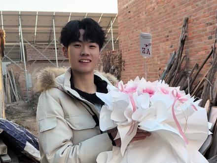 小宣 相亲对象给我送了个花 还有一个小卡片 还不好意思让我看#记录我的农村生活