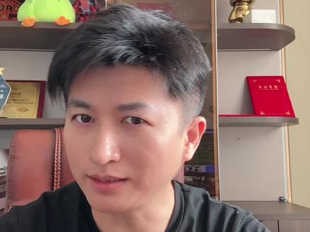 大主播的工作室不是大主播开的,价格是其他人的两倍,为何,因为大主播工作室是合作关系,每个月收取15万广告费,比如,国服镜,正常,1万2万,大主播那就变成,3万4万,其中一部分就是给了大主播。#王者荣耀 #王者荣耀工作室