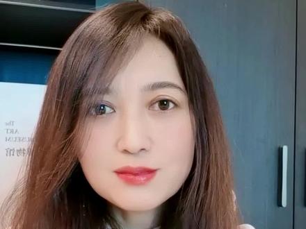 你为什么“不能”或者“不行”? 恋母情结(俄狄浦斯情结):弗洛伊德在精神分析理论中提出的恋母情结,是指孩子(尤其是男孩)对母亲的性吸引和对父亲的敌意。这种现象首次在性器官发展阶段形成,通常发生在孩子3至6岁之间。弗洛伊德认为,恋母情结是心理性发展的一个关键阶段。孩子在克服了对异性父母的乱伦和竞争情绪后,开始将同性父母视为榜样,从而解决了恋母情结。弗洛伊德还提出了与性别差异有关的“阉割焦虑”和“阴茎嫉妒”概念,认为这些是恋母情结中不同性别体验的重要部分。他认为,恋母情结在成年后仍以潜意识心理结构的形式存在,既有助于社会适应,也可能成为神经症的原因。#心理学 #人性 #科普 #人生智慧 #新精神分析