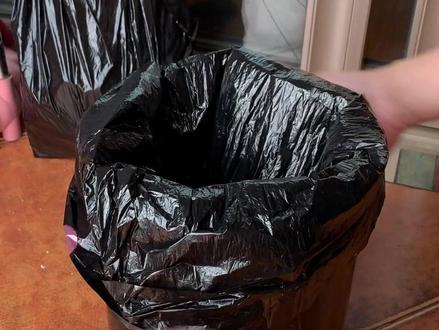 我觉得,这才是垃圾袋的正确套法!#一般人不告诉他 #日常生活小妙招 #垃圾袋 #垃圾袋套法