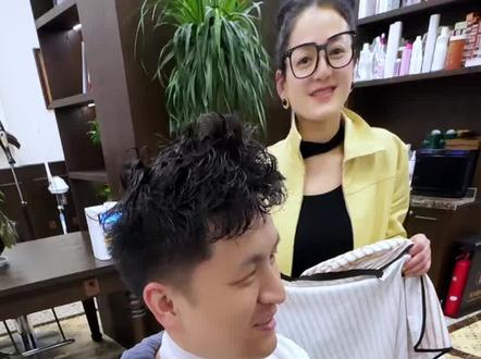 脑筋急转弯 各位看官开心一刻,从前有一户人家他家有四个儿子,老大叫东风老二叫西风老三叫南风老四叫北风,问他爹姓什么#脑筋急转弯 #开心一刻 #正能量 #搞笑 #男士发型 @DOU+上热门
