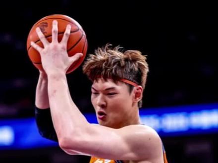 CBA总决赛G3,上海男篮58-50领先广厦男篮,布朗24分三分9投6中#CBA总决赛#王哲林#布朗#古德温#上海男篮