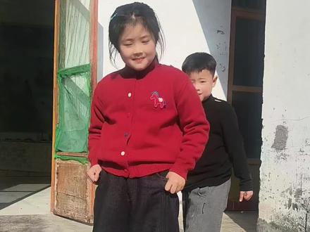 裤子没脱掉
被弟弟反杀了😃😃#阿萨阿萨拍屁股舞