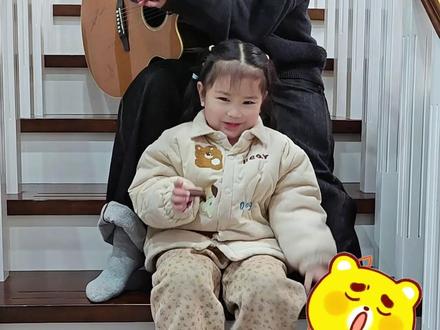 #萌宝唱歌给你听 #歌谣萌可 #萌可 #小柚宝爱唱歌 最近小柚宝很喜欢的动画片,(没有一部动画片是白看的)必须抓着唱歌啊🎵随便编了下,不想露脸剪头三天丑 。《歌谣萌可》演唱:小柚宝 伴奏:柚宝妈 摄影:柚宝爸