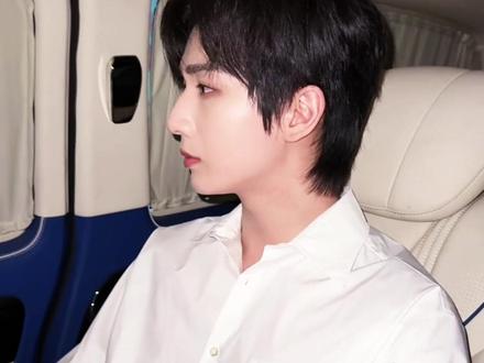 这个李宏毅真的更值得喜欢!#李宏毅#王鹤棣 #潮牌 #价格 #吃瓜
