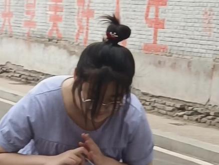 高考结束,临汾三中考点外的感人一幕,孩子,你懂事的样子超美......