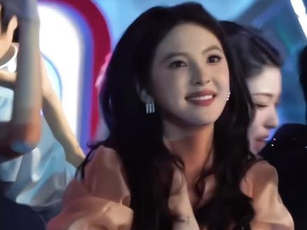 捉到一个超可爱的章若楠.#爱的主打歌 #章若楠 #湖南卫视跨年晚会