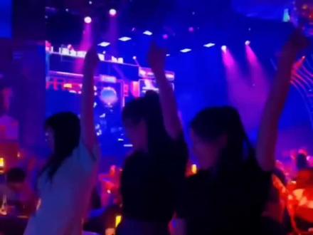 #蹦迪摇 #节奏感 #一学就会系列
姐妹们蹦起来