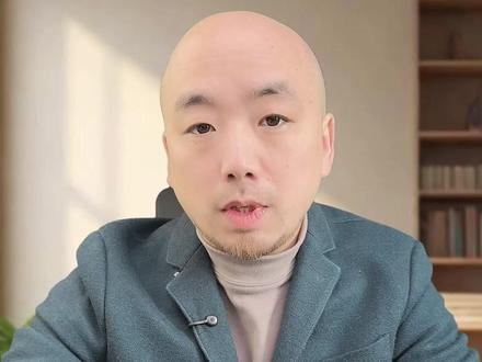 怎么才能让一个人悄无声息的消失? #跨国人口贩卖 #安全意识 #创作者扶持计划 #犯罪学 怎么让一个人无声无息的消失?免责申明:本视频内容仅为刑侦知识科普与安全警示讨论,所有分析均基于公开判例、影视作品、新闻等逻辑,目的是提升大众安全防范意识。
很多人看影视作品,觉得让人消失的终极办法是靠分尸、沉尸毁尸灭迹,法院判例里也确实有不少这类案子。但我告诉大家,这全是给刑警的送分题。
为啥,因为只要你不是连环杀手随机挑选对象,你就和受害者有关系,警察在排查人际关系时迟早会找到你,他们身经百战,而你漏洞百出。都不需要大记忆恢复术你就全招了。
高智商犯罪分子的第一步,往往都是排除社会关系,排除社会关系就是排除嫌疑,有些罪犯为此花费数年时间。第二步才是实施犯罪行为,但现在县级公安局都标配了Rapid DNA,快到啥程度?现场哪怕只留下一根头发、一点皮屑、一滴看不见的血迹,几小时内就能锁定生物信息。你以为清理得干干净净?在高科技面前,全是破绽。
看新闻了吗?美国加州警方通过高科技手段已经判定黄道十二宫与黑色大丽花这两起世纪大悬案的凶手是同一人。就是靠几十年后 DNA 技术的突破,把当年的生物检材重新比对,得出的结论。说白了,只要你留痕,现代刑侦就能把你揪出来。
从犯罪学角度说,只要沾上社会关系和生物信息遗留,就难逃法网。
不过我前几天刷到一条新闻,中国籍女网红流落柬埔寨街头,我就立刻意识到这是一种新型的犯罪方法,借刀杀人。泰国29岁母亲将12岁女儿卖到日本,45岁男子将妻子抛弃在巴基斯坦,17岁女子将19岁男友卖到缅甸,这样的案例比比皆是。
泰国警方 2023 年 8 月公布,每年约有7 万名华人从泰国被贩卖至缅甸妙瓦底,日均近200 人,这还只是一条线路,而我们能看到的新闻或破获的案件不过九牛一毛。
所以我制作本期视频的目的是什么?诶,提醒各位不要轻信亲朋好友的出国邀请,有可能对方就是想让你无声无息的消失,还能得到一笔钱。
如果在国外遭遇不测,请第一时间拨打 12308 外交部热线寻求帮助,别让自己成为那个 “无声无息消失” 的人。