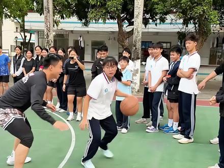 1米55"水泥地女王"爆火,16岁少女用一记“神龙摆尾”打破所有偏见。#打篮球的女生 #冯敏敏 #神龙摆尾