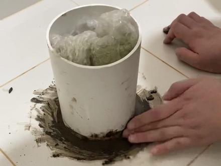 马桶下水管周围别忘了涂堵漏王,双重保险。虽然说密封法兰圈也有效果!但是这地方补满堵漏王当然是更放心!#装修 #瓦工 #装修日记vlog #堵漏王 #浴室